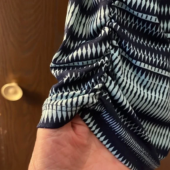 Lavish plus capped sleeved top. Navy blue with aqua colored pattern. Size 2XL - Picture 5 of 9